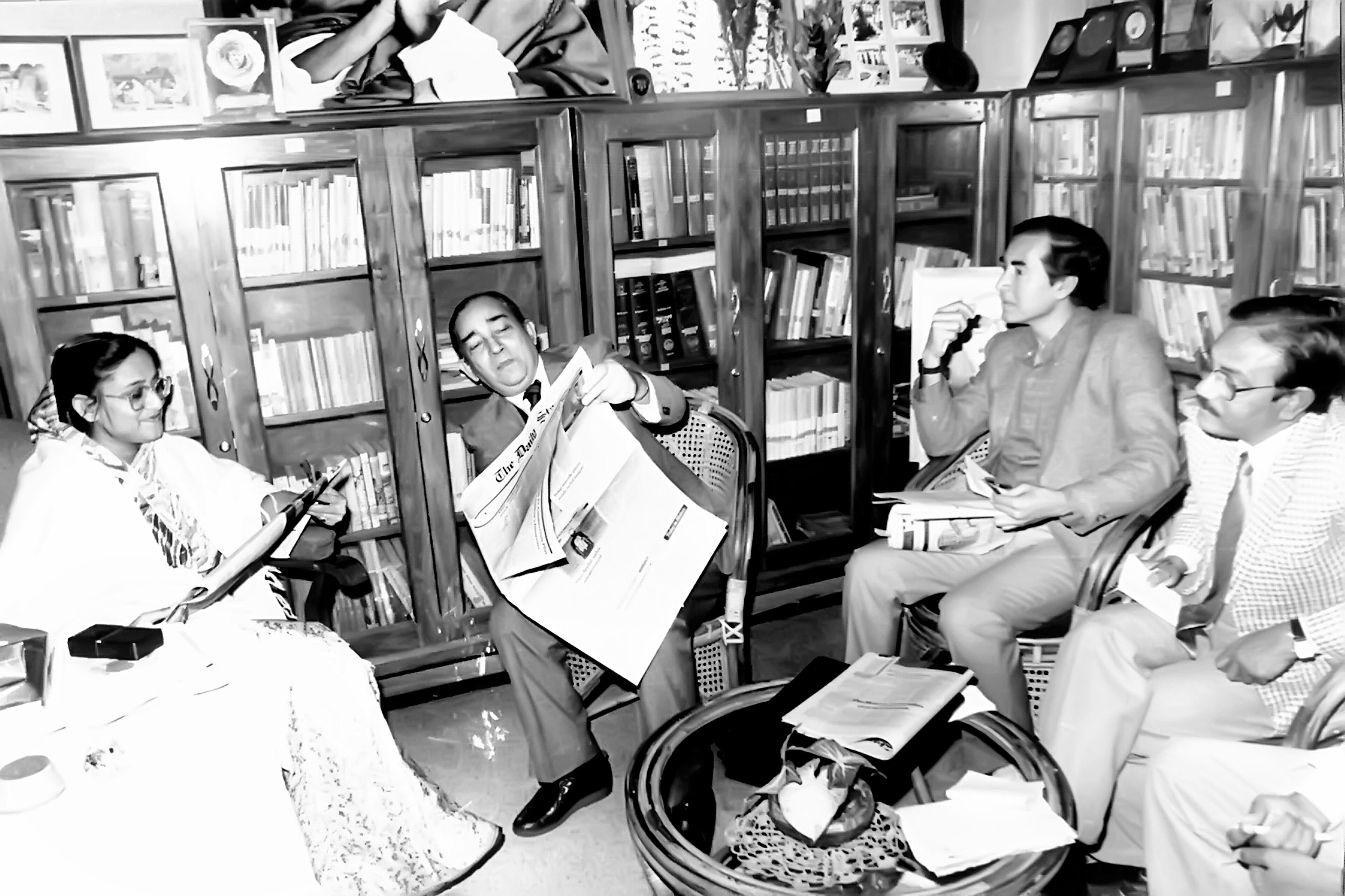 Sheikh Hasina with the editors of a Bangladeshi newspaper